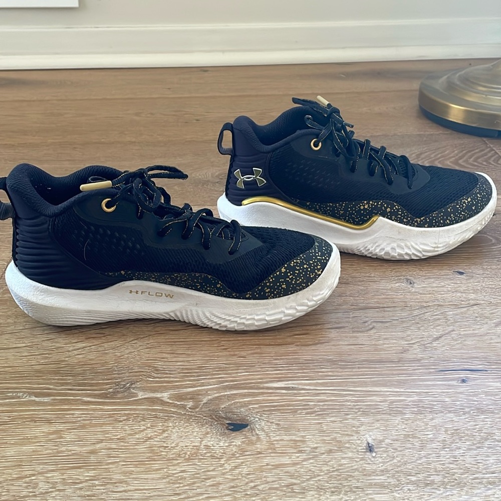 Size 8 Women’s Under Armour Basketball Shoe